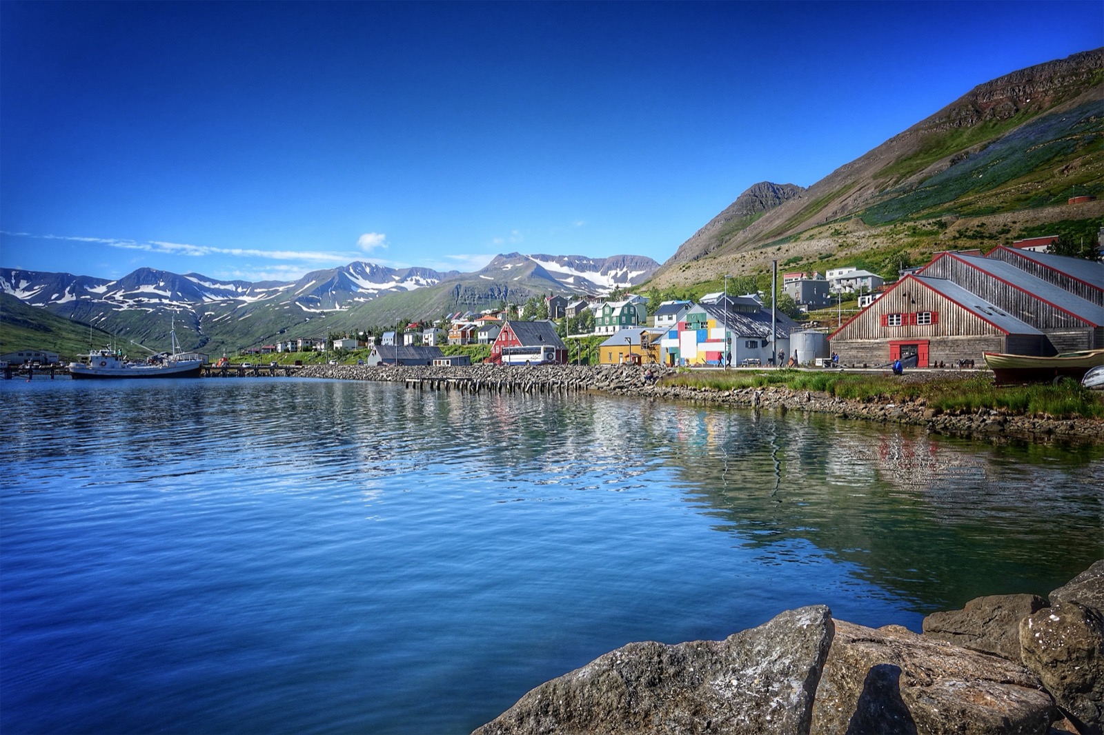 Bunter Hafen mit farbenfrohen Holzhäusern in Island