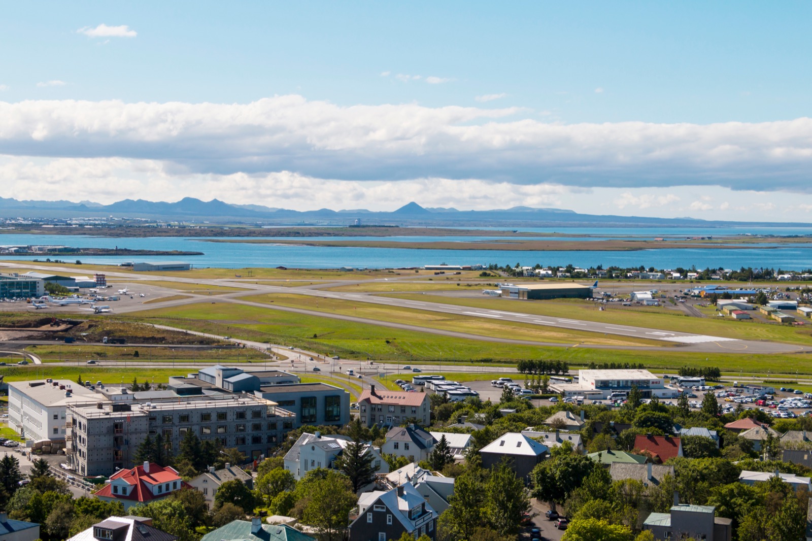 Reykjavík mit der Bucht Faxaflói und dem innerstädtischen Flughafen